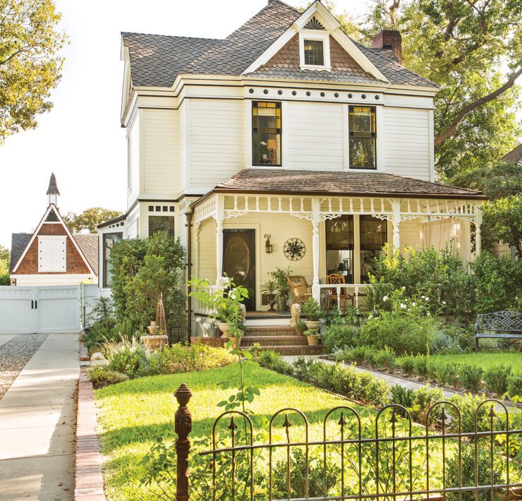 Victorian farmhouse in Pasadena exterior